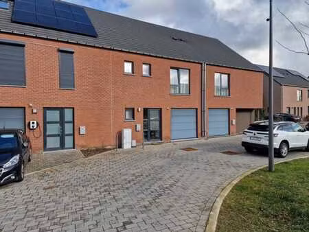 villa 2 façades très récente  excellent peb  au calme et pro