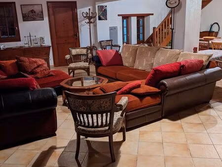 maison et ses dépendances + verger + grande piscine + préau + pré + étang