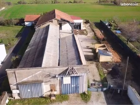 bâtiments d’activité avec grands ateliers et bureaux sur 1409m2 de terrain