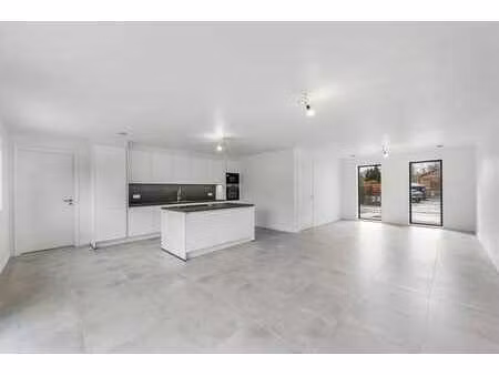 spacieuse maison neuve prête à emménager avec 4 chambres.