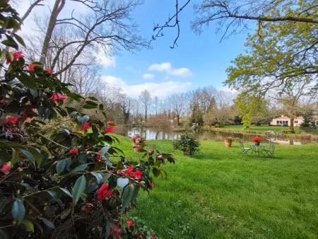 maison de plain-pied avec étang sur plus de 7 700 m2 de natu