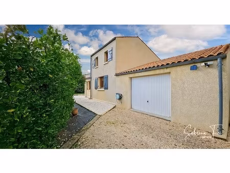 rare sur saint-xandre. plain-pied centre bourg  au calme absolu