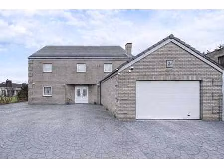 villa d'exception avec garage jardin dans un etat impeccable