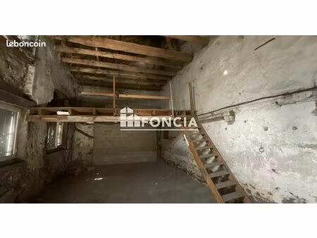 vends terrain de 163m2 avec une grange stockage ou à aménager