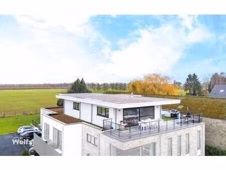 superbe penthouse de 2022 avec vaste terrasse et 2 emplac. !