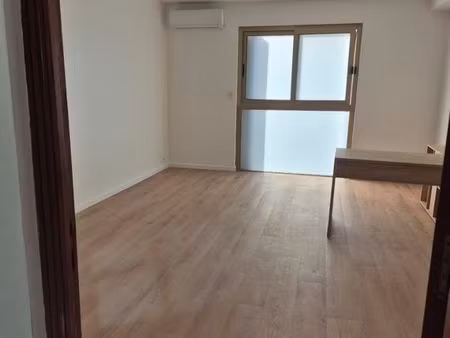 ? local professionnel 22 5 m² – calme  visibilité & refait à neuf – solenzara