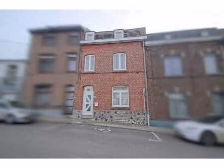 ? spacieuse et chaleureuse maison située à saint-servais