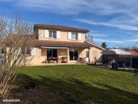 maison familiale au calme - 114 m²  grand jardin aménagé et double garage