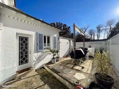 f2 avec terrasse en coeur de ville