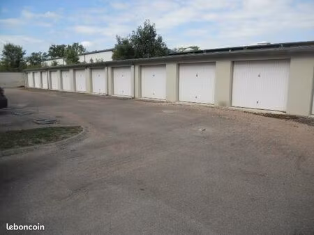 garage box surface18m2 car 6m x3m. toit métal. haut int2m30 à2m50. copro parkings visiteur