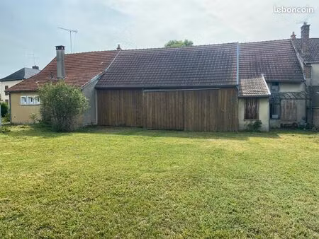 ensemble immobilier de deux maisons et une grange