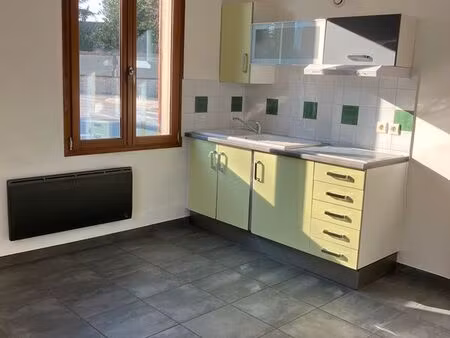 f2 refait  31 m2  jardinet et parking privés