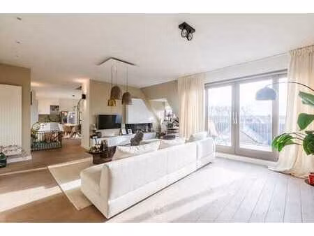 ruim 219 m² en stijlvol duplex appartement met zonovergot...