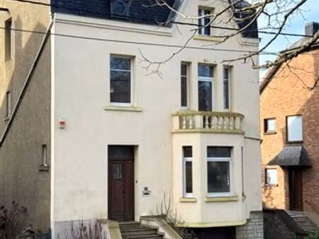 maison familiale 4 façades avec grand jardin et garage.