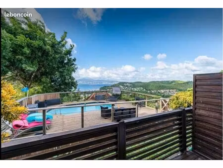 f2 avec chambre climatisée  terrasse  piscine et vue mer