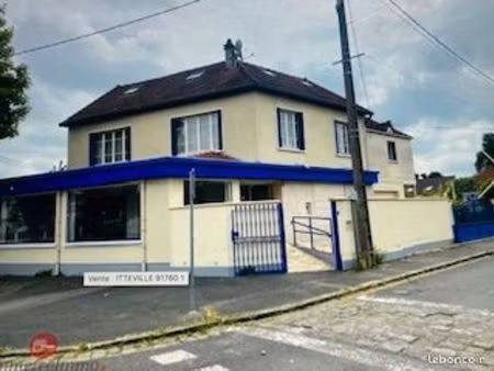 ensemble immobilier local commercial et habitation