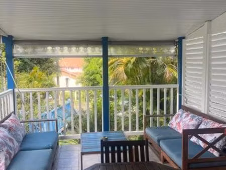 à vendre t2 meublé avec terrasse à 5 mn à pied de la plage situé à anse à l'ane