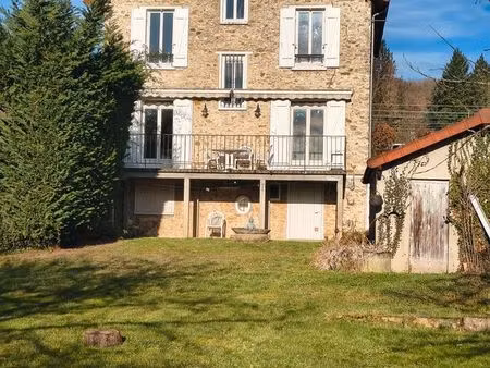 grande maison en pierre meulière  pleine de charme  en très bon état général et située dan