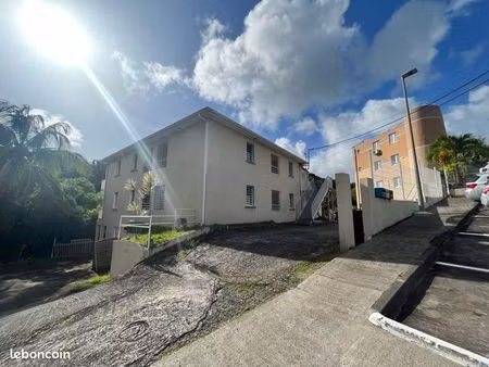 local à proximité du campus schoelcher