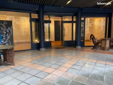 à louer : boutique au marché malassis (puces de saint-ouen)