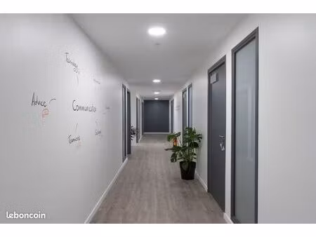 bureau très propre dans un centre d'affaires