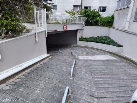 courbevoie — parking sécurisé en sous-sol — 13 7 m² (5 60×2 45) — 10 min à pied de la défe