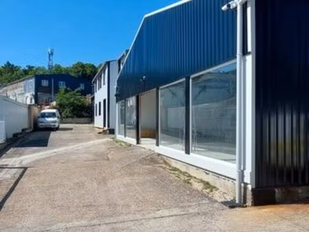 entrepôt showroom etampes