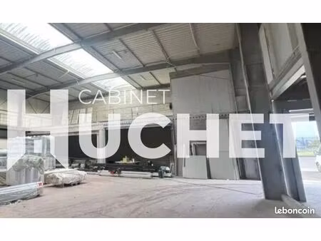local 935 m²