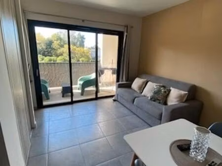 beau studio meublé avec parking sécurisé