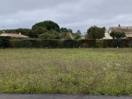 terrain 629 m² roullet saint estephe