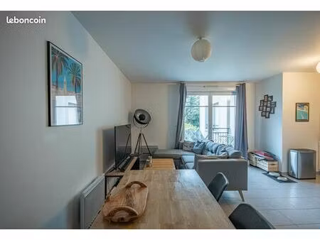 appartement 2 pièces 48m²  980 cc