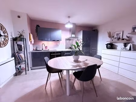 t2 lumineux avec balcon – résidence récente – centre bourg