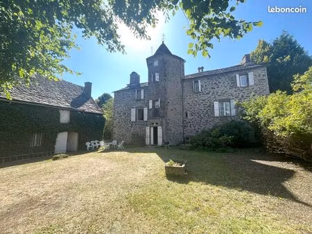 propriété de caractère du xviie siècle avec une tour principale sur 2095m² de terrain