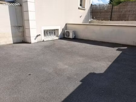 place de parking extérieur dans résidence sécurisée