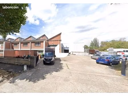 local d'activité 818 m²