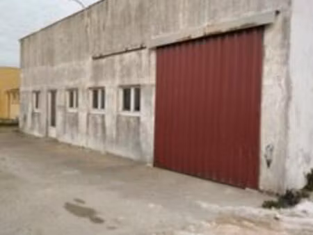 bâtiment de 90 m2 sur 1300m de terrain..pas à usage d'habitation