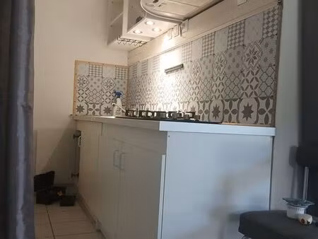 studio toutes charges comprises