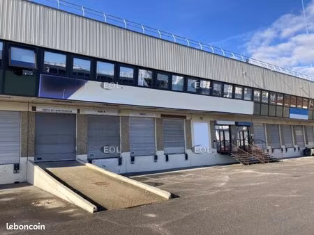 local bureaux 896 m²