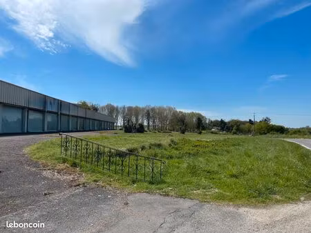 locaux commerciaux ou bureaux à louer à proximité immédiate et visible de l'autoroute a20 