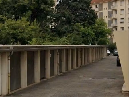 garage fermé - chateauvert