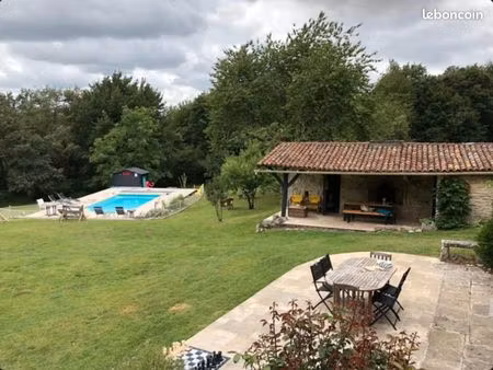 traditionnelle longère charentaise avec piscine