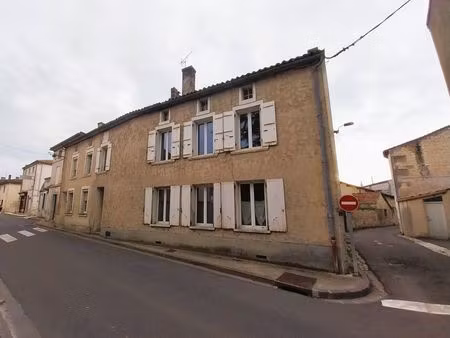 maison de ville à rénover avec jardin et nombreuses dépendances
