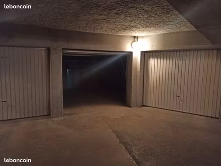 grand garage sécurisé 23m² à louer place de la république