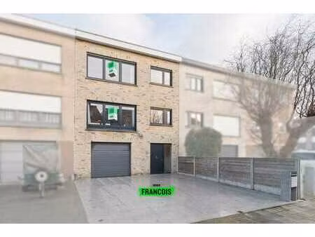 spacieuse maison mitoyenne au rez-de-chaussée  à quelques p…