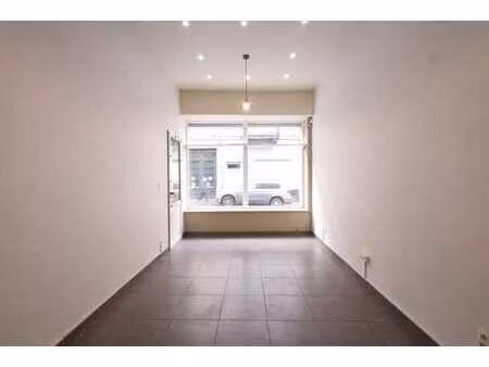 commerce polyvalent sur la chaussée de louvain