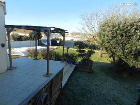 maison lumineuse avec piscine centre tonnay-charente quartier de la poste. grand jardin fl