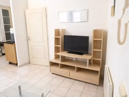 t2 loué – rafraîchissement à prévoir – fort potentiel – beaucaire centre