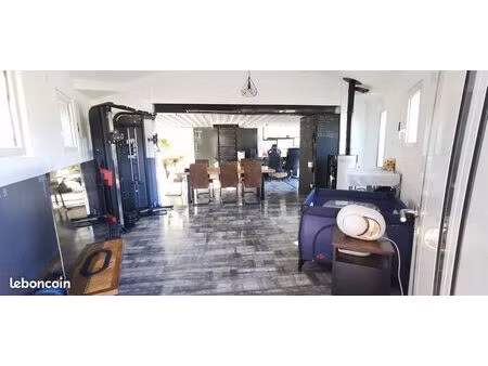 maison récente (2017) aux équipements modernes  vendue meublée et équipée dans le cadre d’