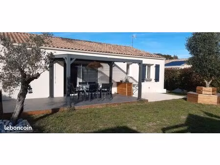 maison lumineuse entre forêt et commerces