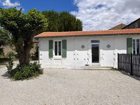 studio standing  28 m2  rénové à neuf  entièrement meublé  belle cour privative  parking